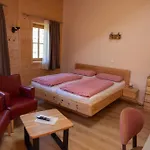 Carolinger Huettendorf אורחן 3*