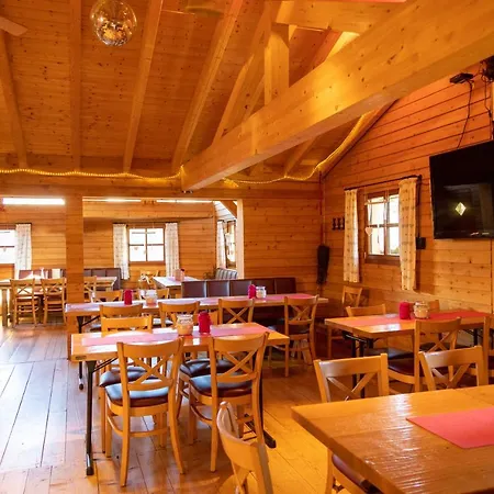 Carolinger Huettendorf