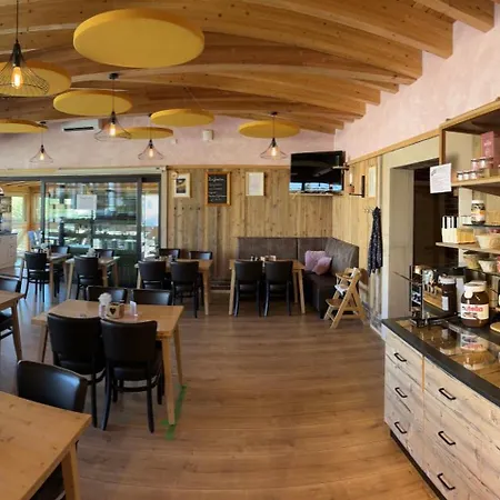 Carolinger Huettendorf 3*