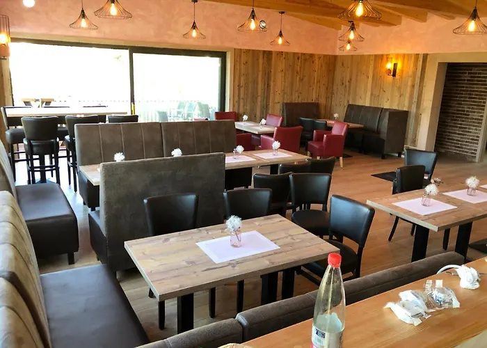 Carolinger Huettendorf 3*